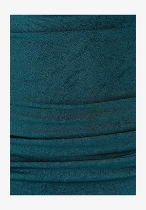 Teal kangast, millel on horisontaalne voldik, sile struktuur, mis toob esile peene läike ja peene soonelise mustri kogu ulatuses.