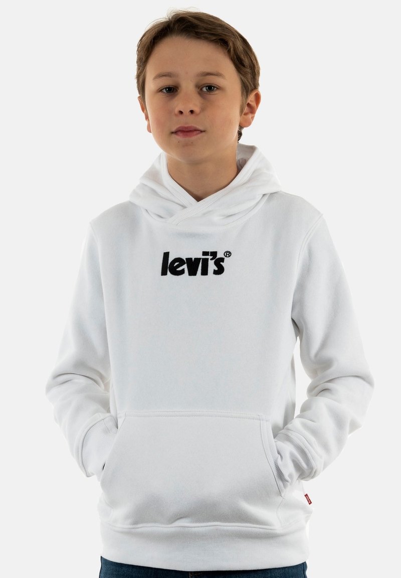 Felpa bianca con cappuccio realizzata in un tessuto morbido, dotata di una tasca frontale e del logo "Levi's" ricamato in nero sul petto.