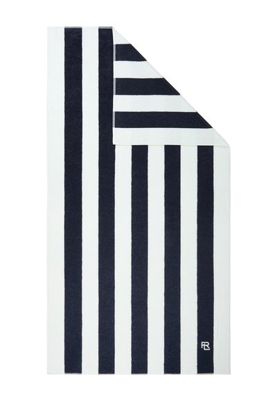 Serviette blanche avec des rayures verticales bleu marine et un coin plié montrant des rayures horizontales, avec un petit logo "RL" dans le coin.