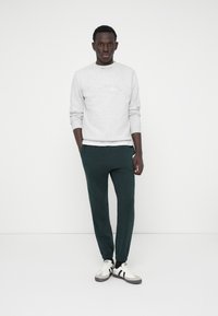 Jack & Jones JORBLEECKER BRANDING CREW - Sportinis megztinis - bright white melange
