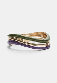 Bracciale a maniche ondulate con fili verdi, viola e dorati; finitura lucida; design intrecciato; materiali leggeri in metallo ed email.