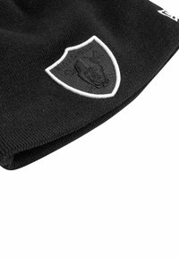 Schwarze Strickmütze mit strukturierter Oberfläche, die ein schwarzes Schildlogo mit weißer Umrandung zeigt. Das umgeschlagene Design sorgt für einen engen Sitz.