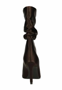 Botte en satin marron, à talon haut et hauteur genou, avec un design décontracté, une texture lisse, un bout pointu et un talon stiletto haut. Couture détaillée le long de l'arrière.