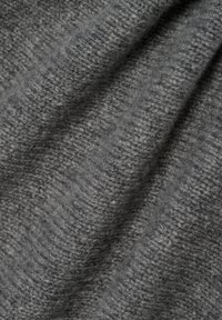 Grau gestrickter Stoff mit einem strukturierten Muster in verschiedenen Farbtönen und einem weichen, flauschigen Aussehen, geeignet für Bekleidung oder Accessoires.