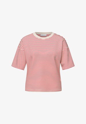 T-shirt blanc à manches courtes avec de fines rayures horizontales rouges et un col rond, présenté sur un fond blanc uni.