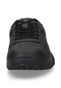 Schwarzer Sportschuh mit einer strukturierten Gummisohle, ausgestattet mit einem Schnürdesign und grauen Akzenten in der Nähe der Zunge und an den Seiten. Leichte Konstruktion.