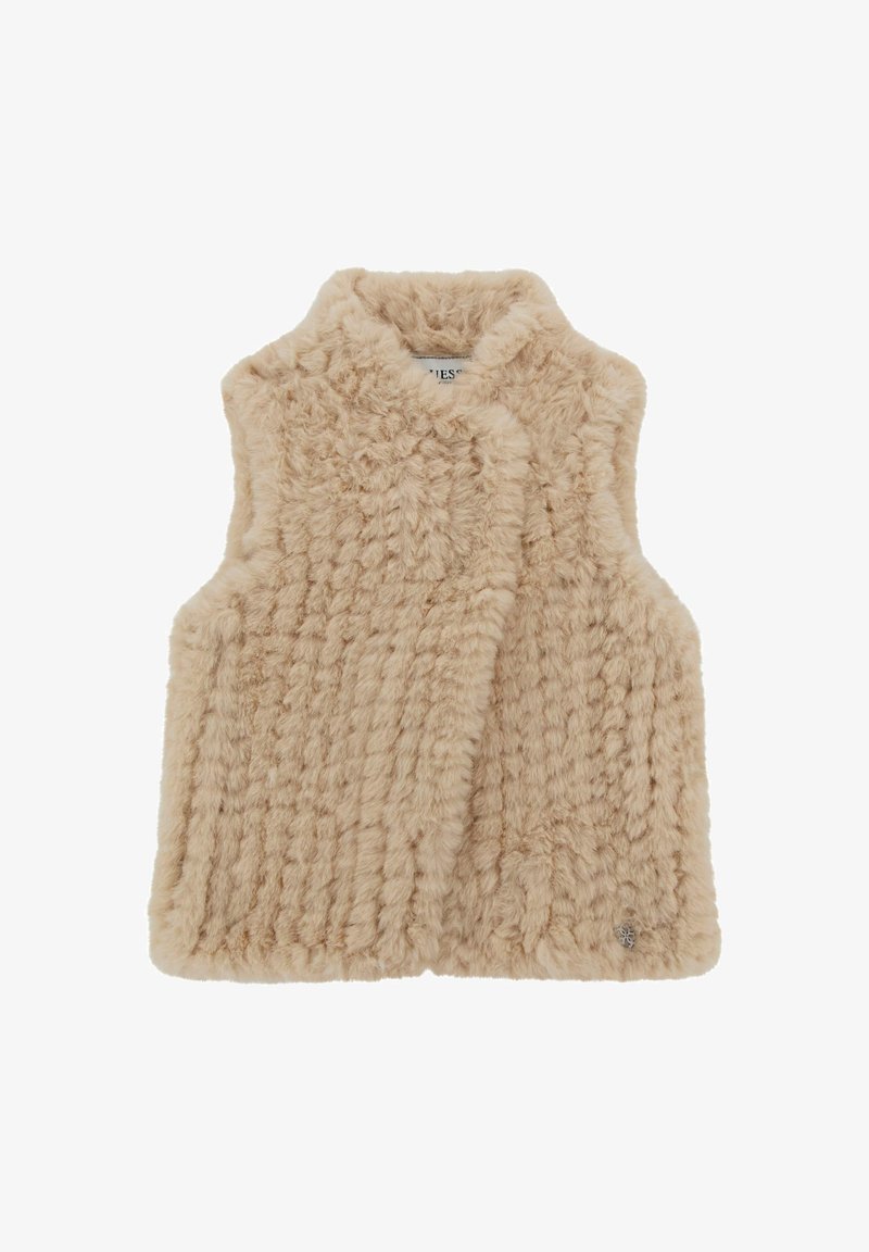 Beige konstläderväst med vertikal ribbad textur, öppen fram, och en liten logodetalj vid fållen. Ingen ärm, mjukt material.