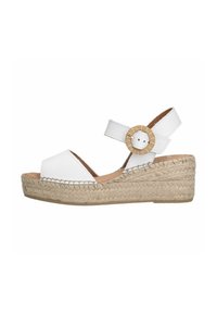 Witte lederen wedge sandalen met een jute-overschoen, voorzien van een enkelbandje met een ronde rattanaccent en een open teenontwerp.