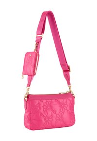 Bolso de mano acolchado rosa con patrón floral, herrajes en tono dorado, tarjetero desmontable y correa ajustable. Textura suave y diseño compacto.