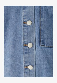 Izbrano, light blue wash