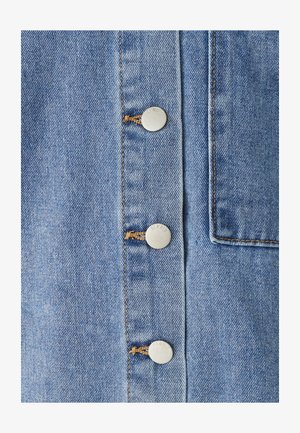 Jeanskleid aus hellblauem Stoff, mit fünf Metallknöpfen mit eingraviertem Text und einer Brusttasche mit schlichtem Rand.