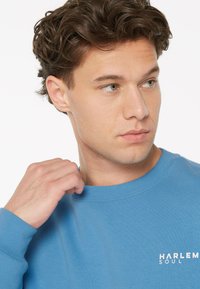 Harlem Soul UNISEX - Sweatshirt - electric sky