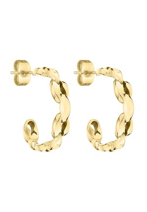 Paire de petites boucles d'oreilles créoles en chaîne torsadée dorée avec fermoirs à tige sur fond blanc.