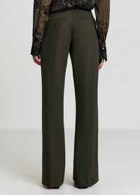 Olivgrüne, weit geschnittene Hosen mit glatter Textur, ausgestattet mit zwei Gesäßtaschen und einem taillierten Schnitt. Der Stoff fällt elegant bis zum Boden.