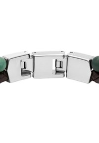 Zilverkleurige metalen armband met geometrische vormen, voorzien van donkerbruin leer en groene decoratieve kralen. Verbindt met gepolijst beslag.