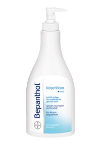 Bepanthol Körperlotion in einer hohen weißen Kunststoffflasche mit einem Pumpspender. Verfügt über ein blau-weißes Etikett mit Produktinformationen.