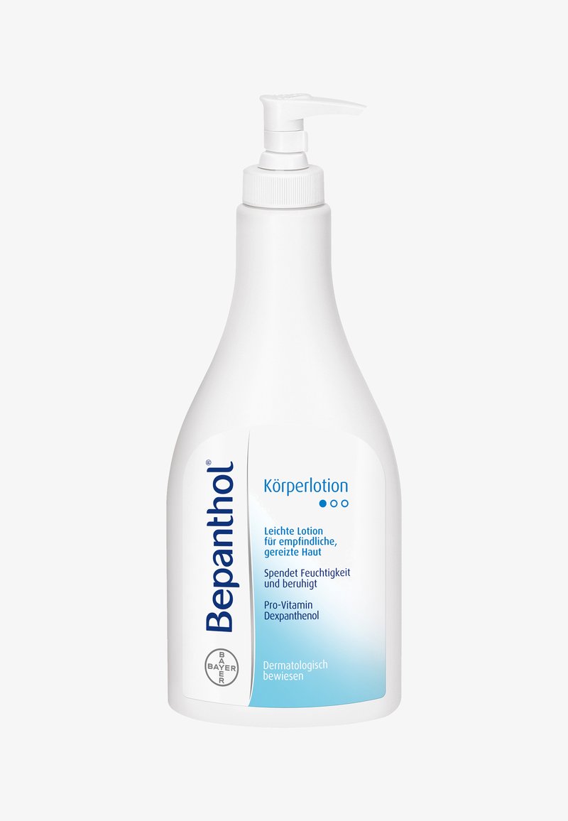 Bepanthol Körperlotion in einer hohen weißen Kunststoffflasche mit einem Pumpspender. Verfügt über ein blau-weißes Etikett mit Produktinformationen.