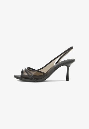 Schwarze Slingback-Pumps mit hohem Absatz, transparenten Seiten und Perlenbesatz an Zehen- und Riemenpartie vor weißem Hintergrund.