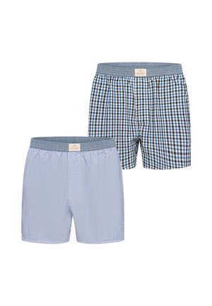 Zwei Paar Herrenboxershorts mit elastischem Bund, eines in blau-weißen vertikalen Streifen, das andere im schwarz-blau-weißen Karo.