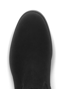 Botín negro de ante hasta el tobillo con una textura suave, punta redondeada y detalles de costura mínimos. Suela de goma resistente para mayor tracción.