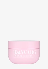 Różowy okrągły pojemnik z etykietą "IDAWARG PLUMPING HAIR MASK", z białym tekstem, gładką teksturą i prostym wzorem. Formuła w 100% wegańska.