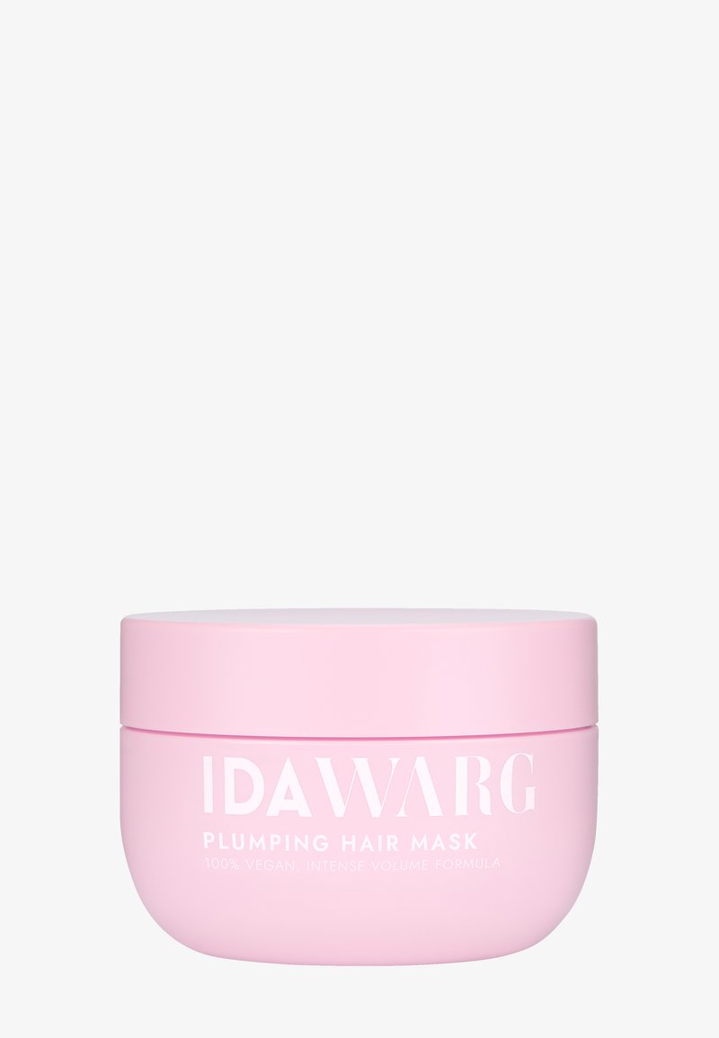 Różowy okrągły pojemnik z etykietą "IDAWARG PLUMPING HAIR MASK", z białym tekstem, gładką teksturą i prostym wzorem. Formuła w 100% wegańska.