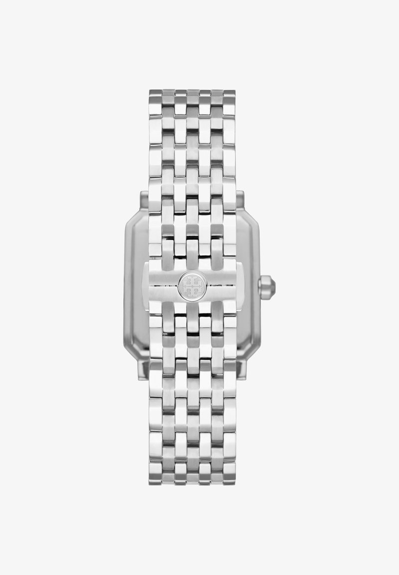 Bracelet à maillons en métal argenté avec un boîtier de montre rectangulaire et une boucle ornée d'un petit logo circulaire au centre.