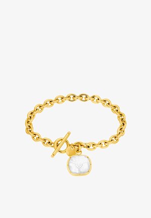 Armband aus goldfarbenem Metall mit einem Toggle-Verschluss und einem quadratischen Anhänger, der mit einem strukturierten, durchscheinenden weißen Steinelement verziert ist.