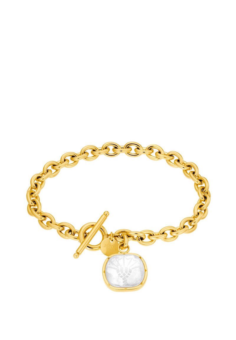 La pulsera de cadena de metal dorado cuenta con un cierre de palanca y un charm cuadrado con un acento de piedra blanca translúcida y texturizada.