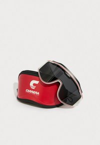 Mustat aurinkolasit, joissa on kaareva muotoilu ja tummennetut linssit, joissa on valkoinen ja punainen raidallinen korostus. Mukana punainen suojakotelo logolla.