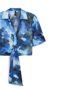 Blusa a maniche corte con nodo frontale, caratterizzata da un motivo ad acquerello blu e verde. Tessuto leggero con colletto e vestibilità morbida.