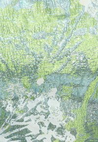 Diseño textil abstracto que presenta una mezcla de colores verdes y azules con una textura brillante y patrones sutiles, que asemejan el follaje.