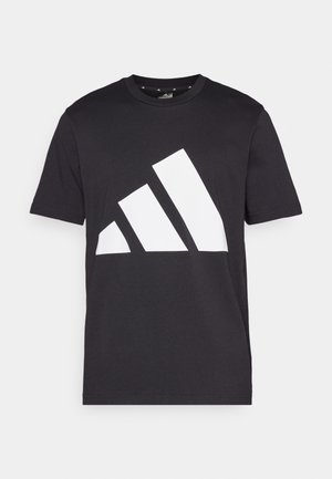 Camiseta de algodón negra con cuello redondo y mangas cortas, que presenta un gran diseño de logo de tres franjas blancas en la parte delantera.