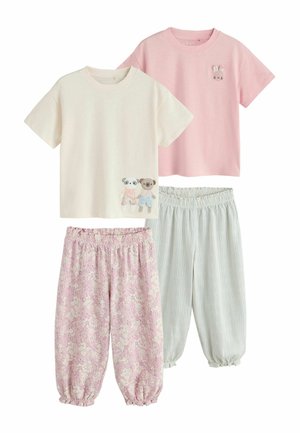 Zwei Kinder-Kurzarmshirts, weiß mit Bärenapplikationen und rosa mit Hasenapplikation, kombiniert mit rosa Blümchenhosen und hellgrauen gestreiften Hosen mit elastischem Bund.