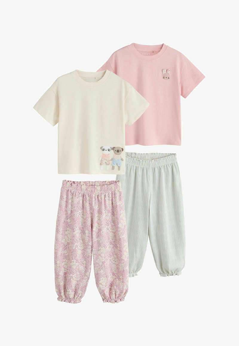 Deux hauts pour enfants à manches courtes, blancs avec applications d'ours et roses avec application de lapin, associés à des pantalons roses fleuris et gris clair rayés à taille élastique.