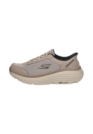 Baskets beige Skechers à enfiler avec dessus en mesh, semelle épaisse et rembourrée, logo sur le côté et la semelle, conçues pour le confort et un usage décontracté.