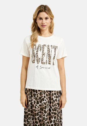 Weißes Baumwoll-T-Shirt mit schwarzen und braunen Buchstaben im Leopardenmuster, die "SCENT of Summer" buchstabieren. Kombiniert mit einem beigen Rock im passenden Leopardenmuster.