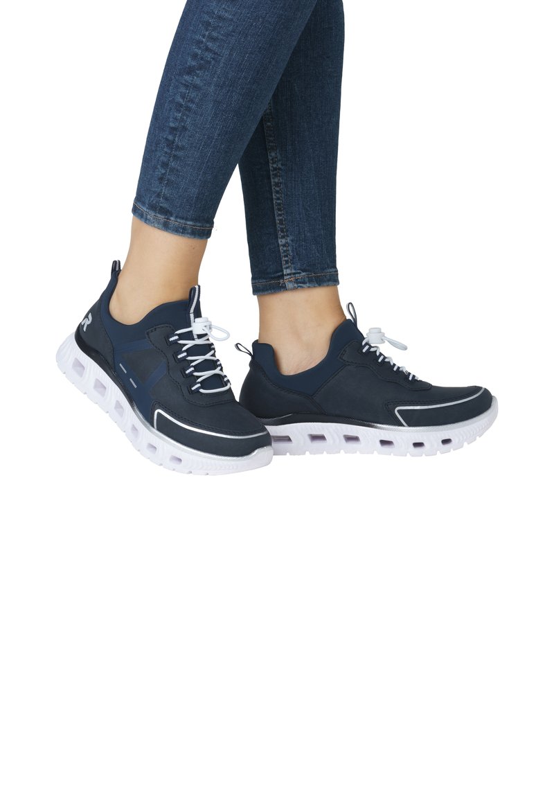 Baskets de sport bleu marine avec accents blancs, tige en mesh, fermeture à lacets, et semelle texturée et rembourrée avec des évents d'air visibles.