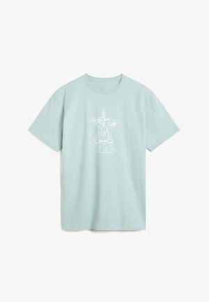 Camiseta de algodón azul claro con un gráfico de un conejo de dibujo animado en blanco y la palabra "Vans" integrada en el diseño. Manga corta, cuello redondo.