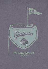 Camiseta morada con un gráfico azul claro de una lata de bebida que incluye un hoyo de golf, una bandera y el texto "Los Scalpers" y "Competición Regional de Golf."