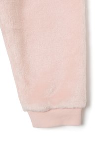 Joggers de felpa de color rosa claro con una textura suave, que cuentan con un puño acanalado en el tobillo para un ajuste ceñido. La tela parece acolchada y cálida.