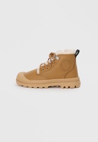 Botas de tobillo de cuero marrón con un interior suave forrado de piel de peluche, punta redondeada, ojales de metal, cordones y una suela de goma texturizada con agarre.