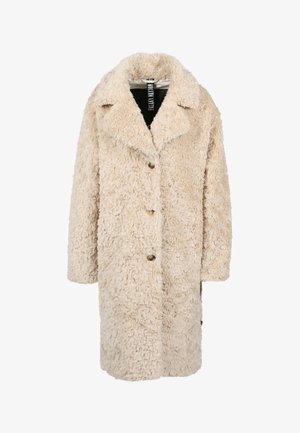 Cappotto in pelliccia sintetica beige con una superficie morbida e testurizzata, grandi rever a punta e quattro bottoni frontali. Taglio di lunghezza media.