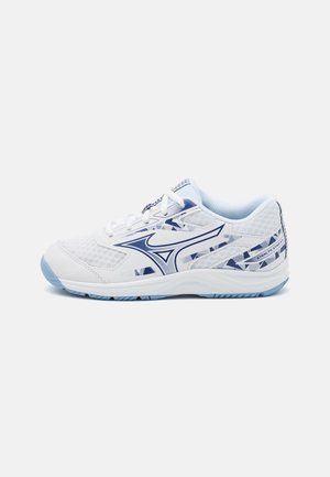 Witte sportschoen met blauwe accenten, voorzien van een bovenwerk van mesh, versterkte neus en een gestructureerde rubberen zool. Ontworpen voor lichtgewicht comfort.