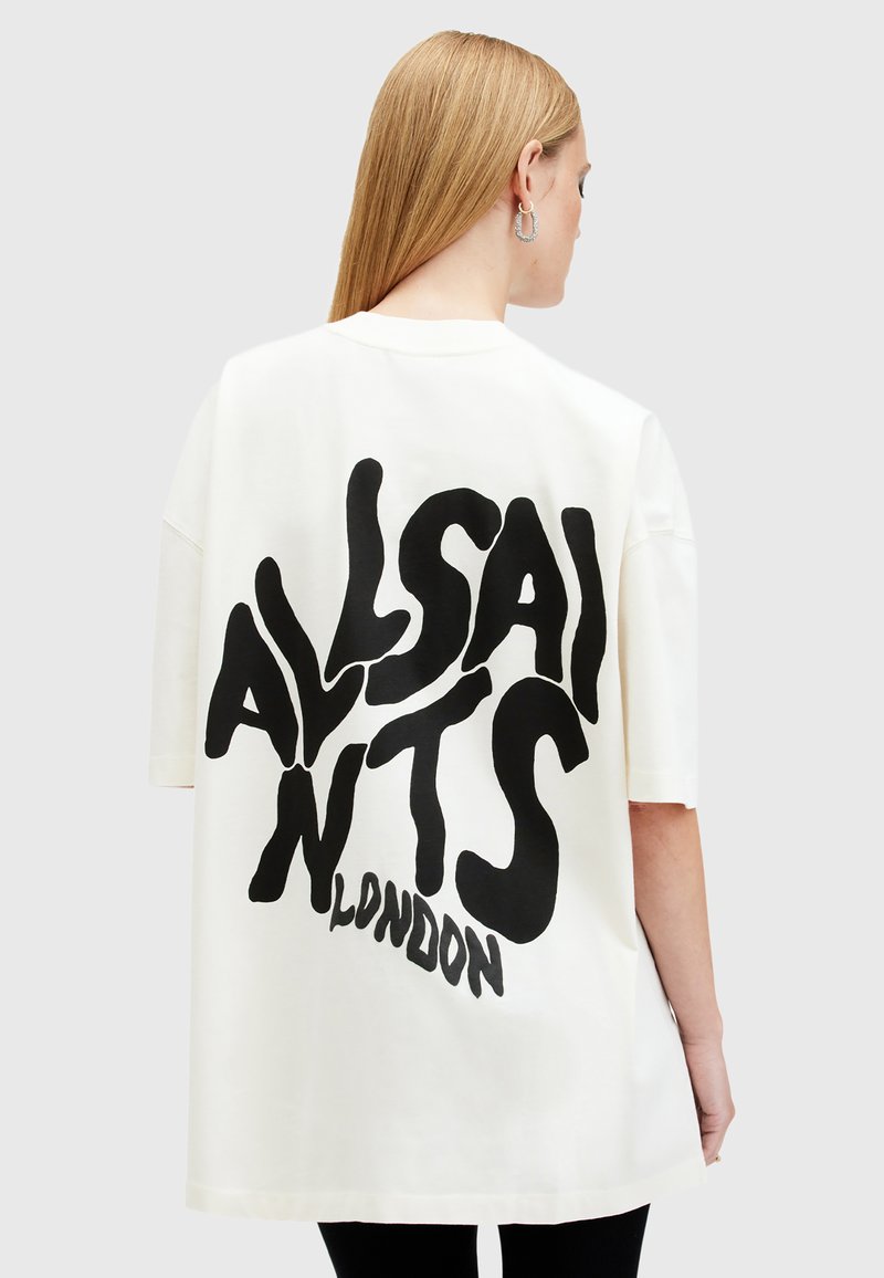 Biely oversized bavlnený tričko s veľkým čiernym grafickým potlačou na chrbte, ktorá znie "ALLSAINTS LONDON". Krátke rukávy a okrúhly výstrih.