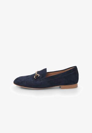 Mocassins en suède bleu marine avec un bout pointu, ornés d'un accent en métal doré à l'avant et d'un petit talon beige. Texture douce.