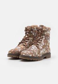 Botas marrones con patrón floral, forro de piel, diseño con cordones, ojales metálicos y suela texturizada para tracción.