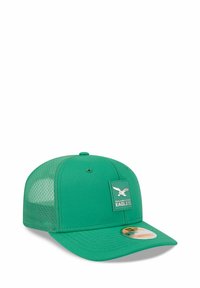 Casquette de baseball verte avec des côtés en mesh, visière courbée, un patch logo à l'avant représentant un aigle, et une fermeture réglable à l'arrière par pression.