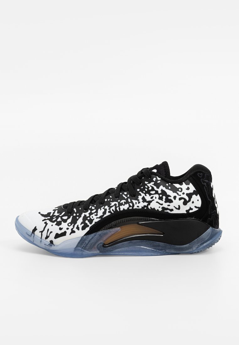 Des chaussures de basket avec un design éclaboussé noir et blanc, une tige en maille, une semelle en caoutchouc et des accents transparents bleus. Silhouette basse.