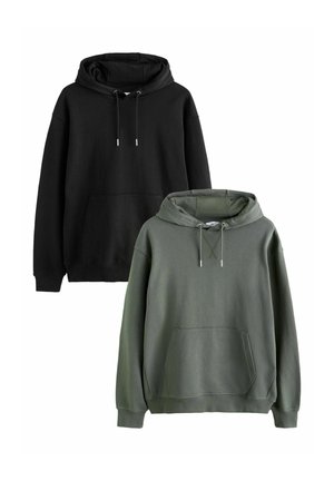 Zwei schlichte Kapuzenpullover, einer schwarz und einer olivgrün, jeweils mit vorderen Kängurutaschen und Kordelzügen.